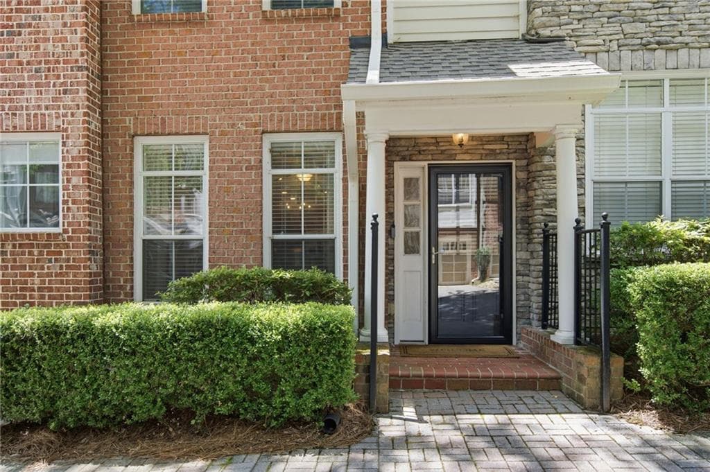 1 bedroom, 2 bathroom, 1,224 sq ft townhouse for sale at 1147 Glenridge Place, Atlanta, GA 30342 — photo 2