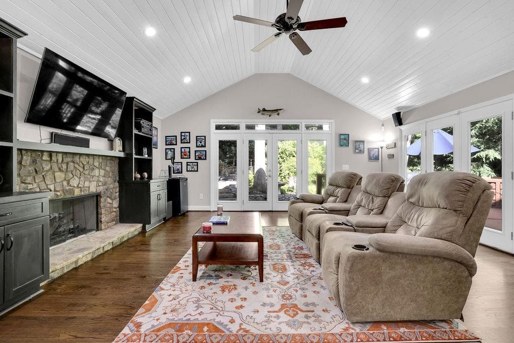 4 bedroom, 3 bathroom, 3,235 sq ft single family residence under contract at 4805 Thornwood Drive Drive, Acworth, GA 30102 — photo 2