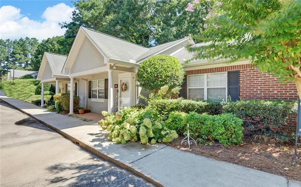 2 bedroom, 2 bathroom, 1,184 sq ft condominium for sale at 2947 Florence Drive, Gainesville, GA 30504 — photo 1 of 30