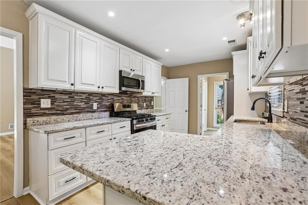 4 bedroom, 3 bathroom, 2,579 sq ft single family residence for sale at 4104 Dream Catcher Drive, Woodstock, GA 30189 — photo 6