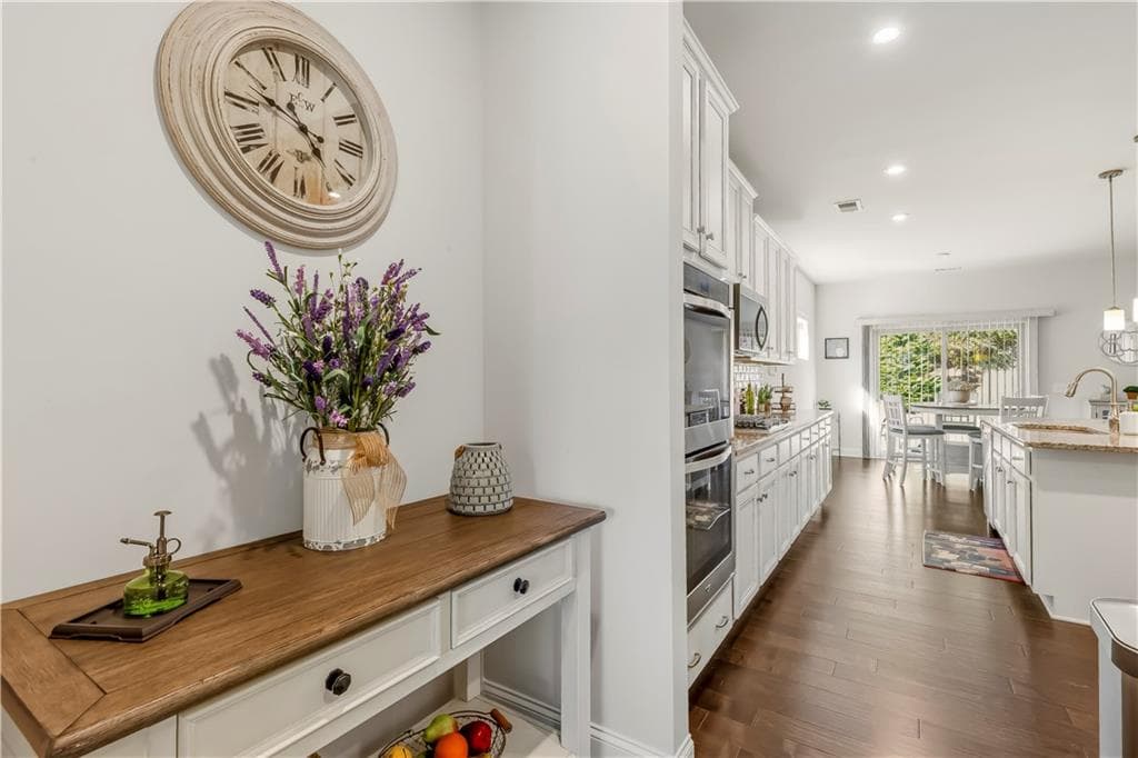 5 bedroom, 3 bathroom, 3,185 sq ft single family residence under contract at 40 Lakewood Court, Cartersville, GA 30120 — photo 5