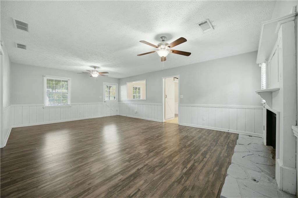 3 bedroom, 2 bathroom, 1,433 sq ft single family residence for sale at 2384 Three Bars Drive, Snellville, GA 30078 — photo 4