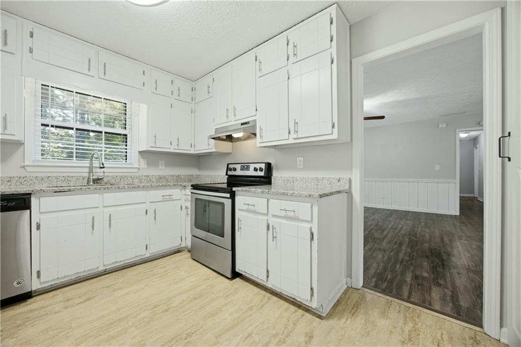 3 bedroom, 2 bathroom, 1,433 sq ft single family residence for sale at 2384 Three Bars Drive, Snellville, GA 30078 — photo 7