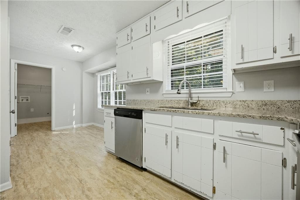 3 bedroom, 2 bathroom, 1,433 sq ft single family residence for sale at 2384 Three Bars Drive, Snellville, GA 30078 — photo 8