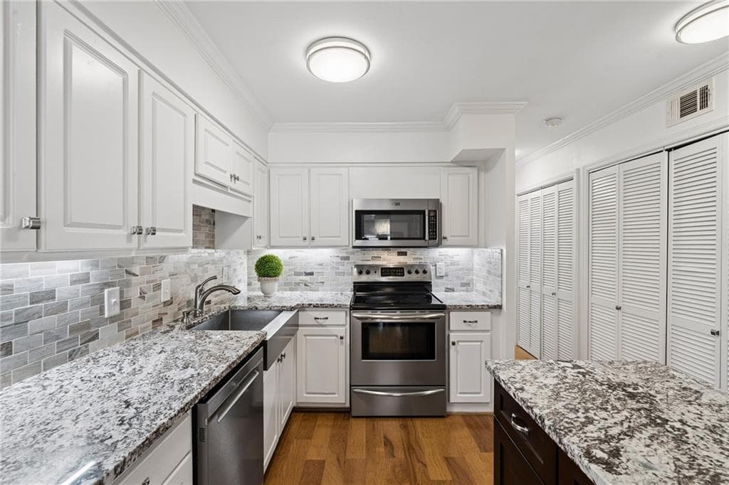 3 bedroom, 3 bathroom, 1,944 sq ft townhouse under contract at 4620 Wieuca Road 68, Atlanta, GA 30342 — photo 2