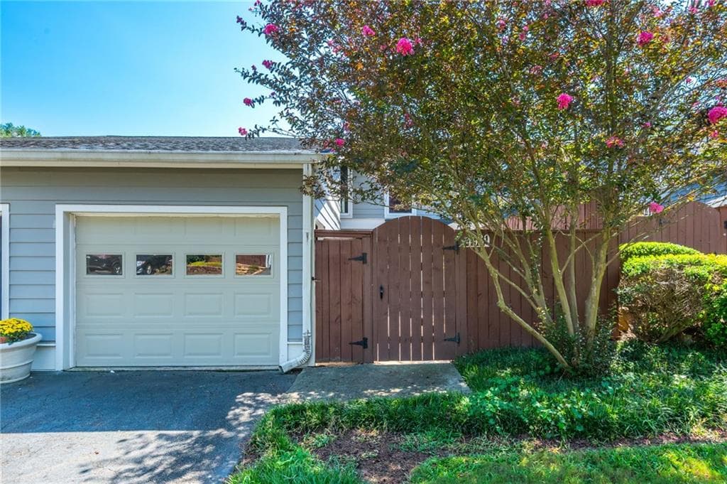 3 bedroom, 3 bathroom, 1,800 sq ft condominium for sale at 4939 Meadow Lane, Marietta, GA 30068 — photo 1 of 45