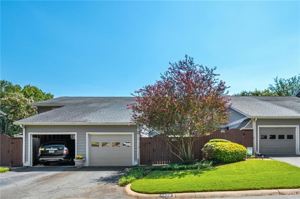 3 bedroom, 3 bathroom, 1,800 sq ft condominium for sale at 4939 Meadow Lane, Marietta, GA 30068 — photo 2