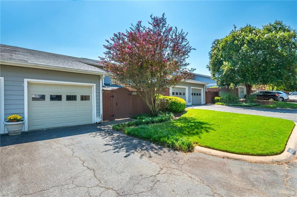 3 bedroom, 3 bathroom, 1,800 sq ft condominium for sale at 4939 Meadow Lane, Marietta, GA 30068 — photo 3