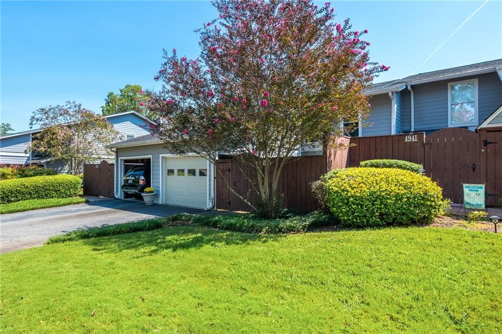 3 bedroom, 3 bathroom, 1,800 sq ft condominium for sale at 4939 Meadow Lane, Marietta, GA 30068 — photo 4