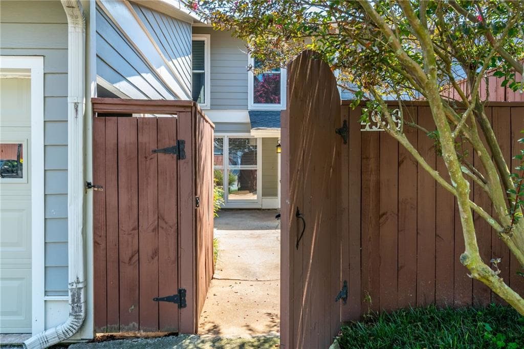 3 bedroom, 3 bathroom, 1,800 sq ft condominium for sale at 4939 Meadow Lane, Marietta, GA 30068 — photo 5