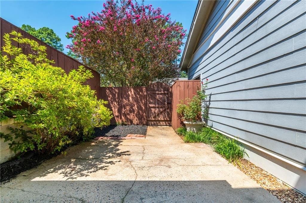 3 bedroom, 3 bathroom, 1,800 sq ft condominium for sale at 4939 Meadow Lane, Marietta, GA 30068 — photo 6