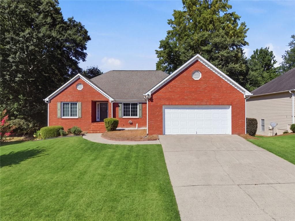 3 bedroom, 2 bathroom, 1,924 sq ft single family residence under contract at 1424 Oak Bend Way, Lawrenceville, GA 30045