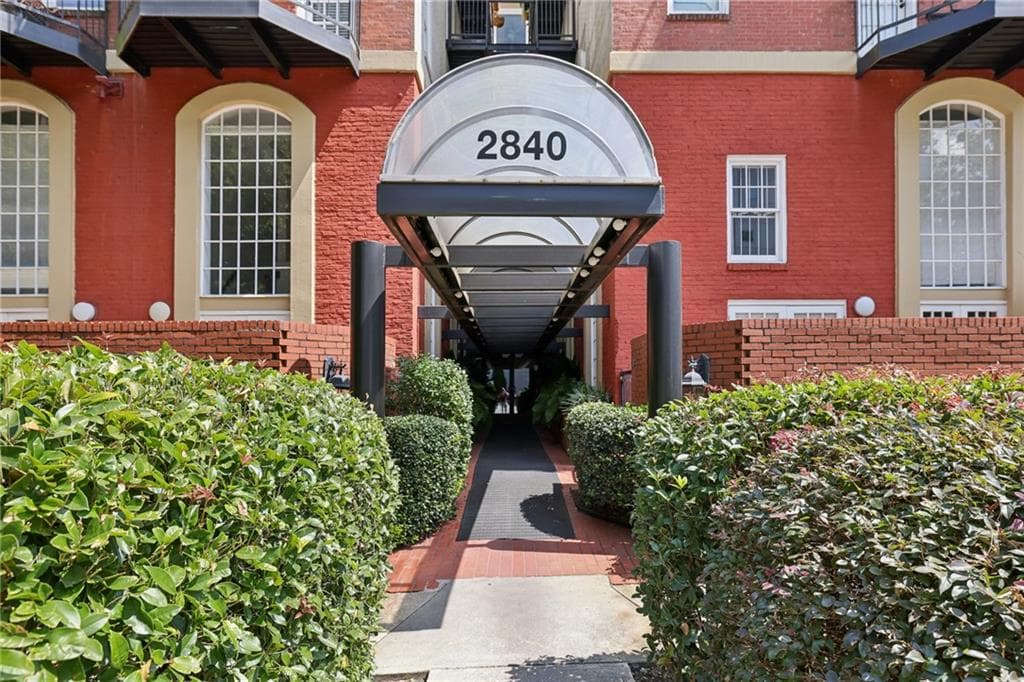 2 bedroom, 2 bathroom, 924 sq ft condominium for sale at 2840 Peachtree Road 410, Atlanta, GA 30305 — photo 1 of 26