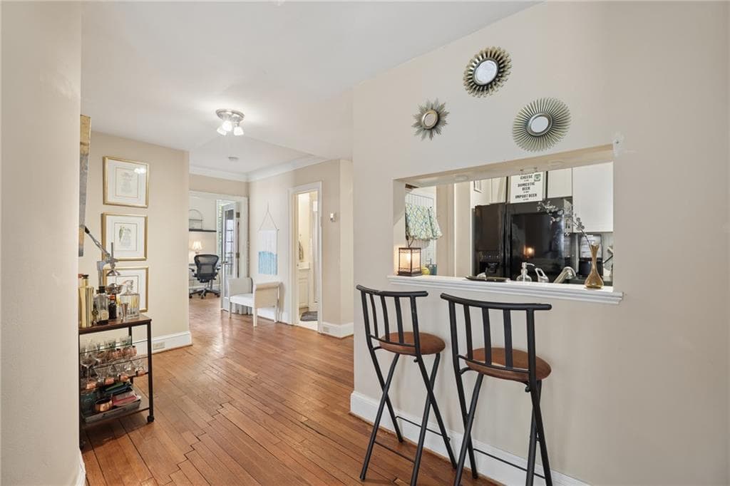 2 bedroom, 2 bathroom, 924 sq ft condominium for sale at 2840 Peachtree Road 410, Atlanta, GA 30305 — photo 3