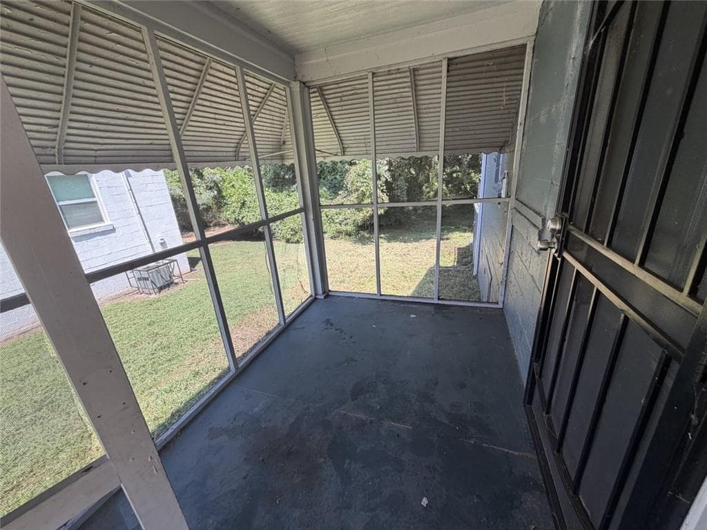 3 bedroom, 2 bathroom, 976 sq ft single family residence for sale at 2557 Loghaven Drive, Atlanta, GA 30318 — photo 3