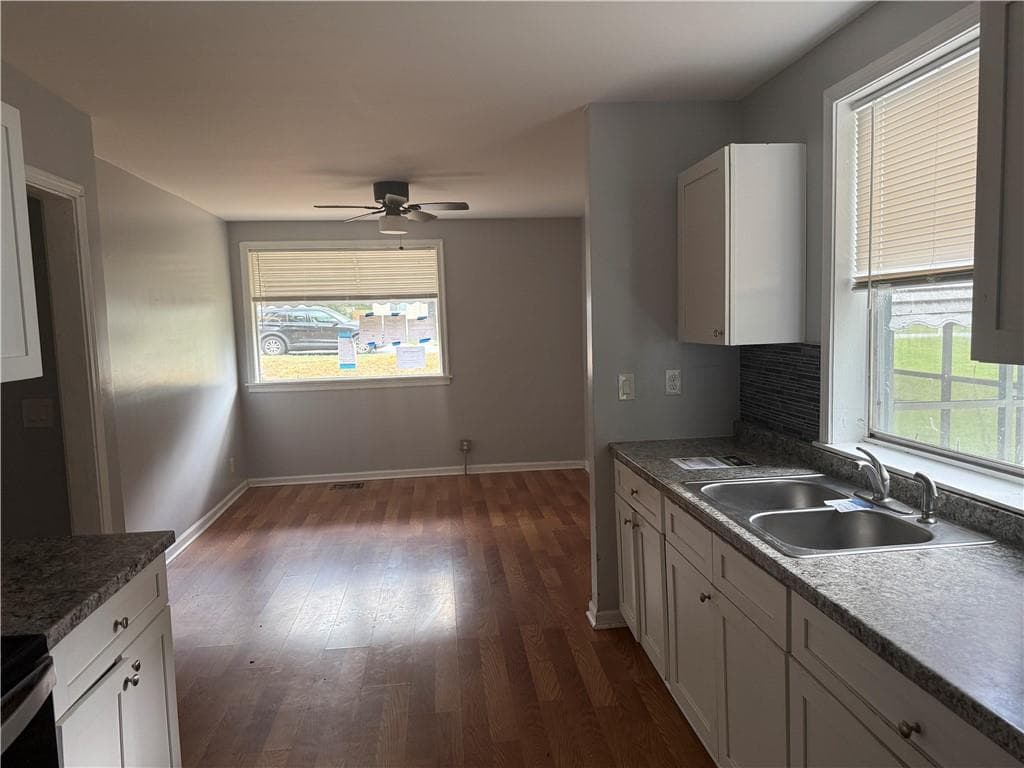 3 bedroom, 2 bathroom, 976 sq ft single family residence for sale at 2557 Loghaven Drive, Atlanta, GA 30318 — photo 5