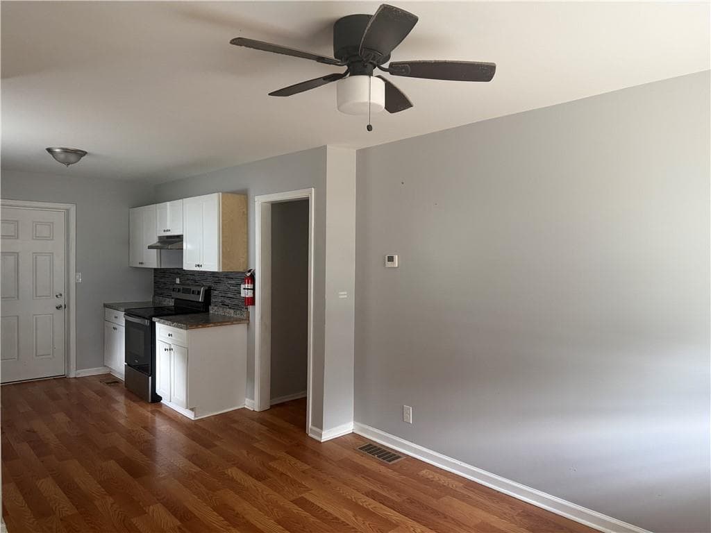 3 bedroom, 2 bathroom, 976 sq ft single family residence for sale at 2557 Loghaven Drive, Atlanta, GA 30318 — photo 6