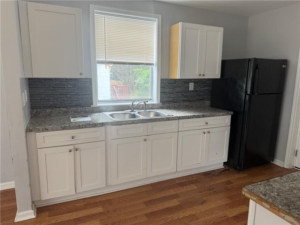 3 bedroom, 2 bathroom, 976 sq ft single family residence for sale at 2557 Loghaven Drive, Atlanta, GA 30318 — photo 8