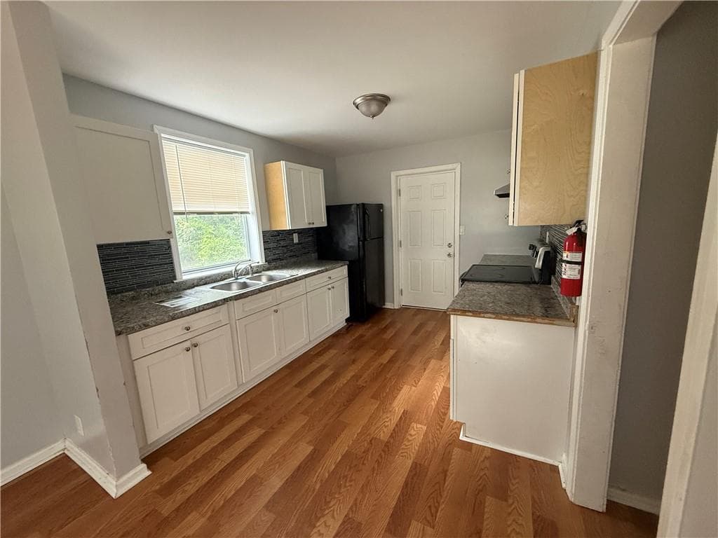 3 bedroom, 2 bathroom, 976 sq ft single family residence for sale at 2557 Loghaven Drive, Atlanta, GA 30318 — photo 9