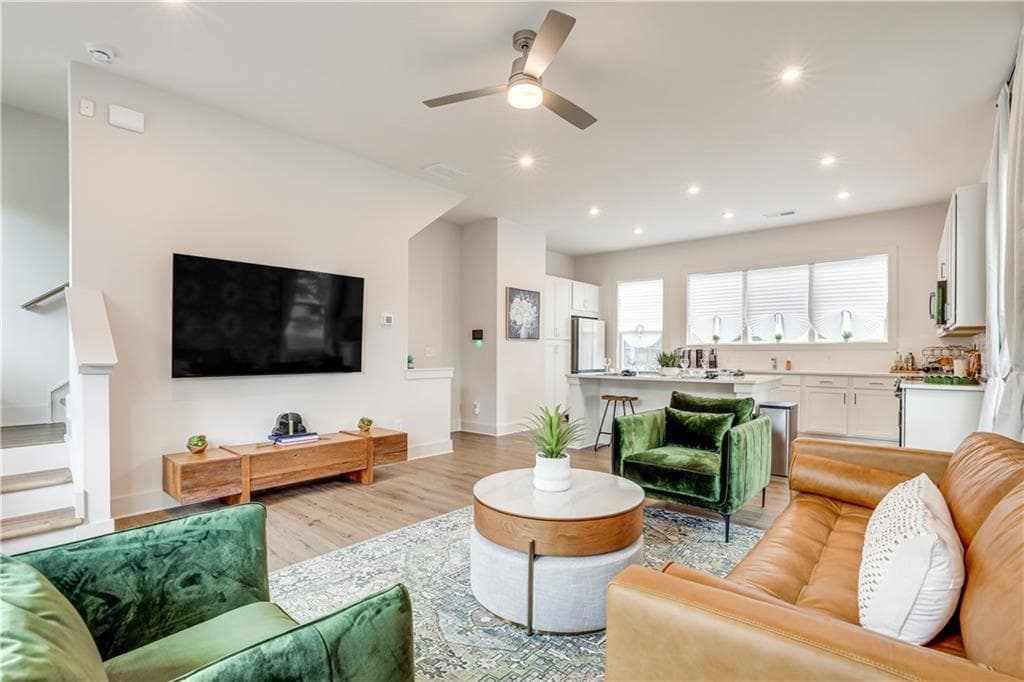 3 bedroom, 3 bathroom, 1,500 sq ft townhouse for sale at 1390 Cozy Circle, Atlanta, GA 30326 — photo 2