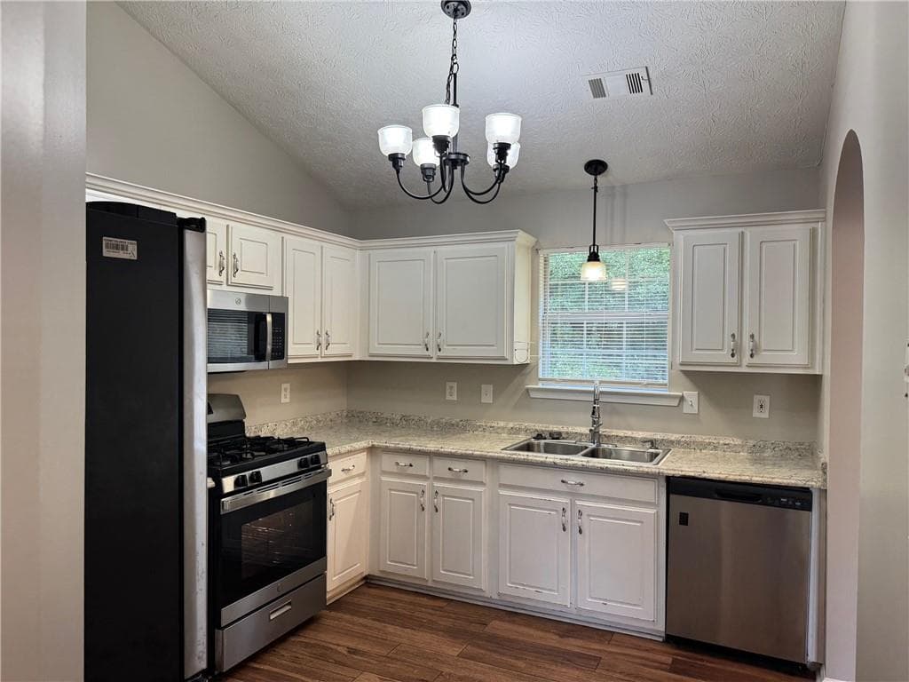 4 bedroom, 3 bathroom, 2,013 sq ft single family residence under contract at 334 Summer Hill Circle, Stockbridge, GA 30281 — photo 4