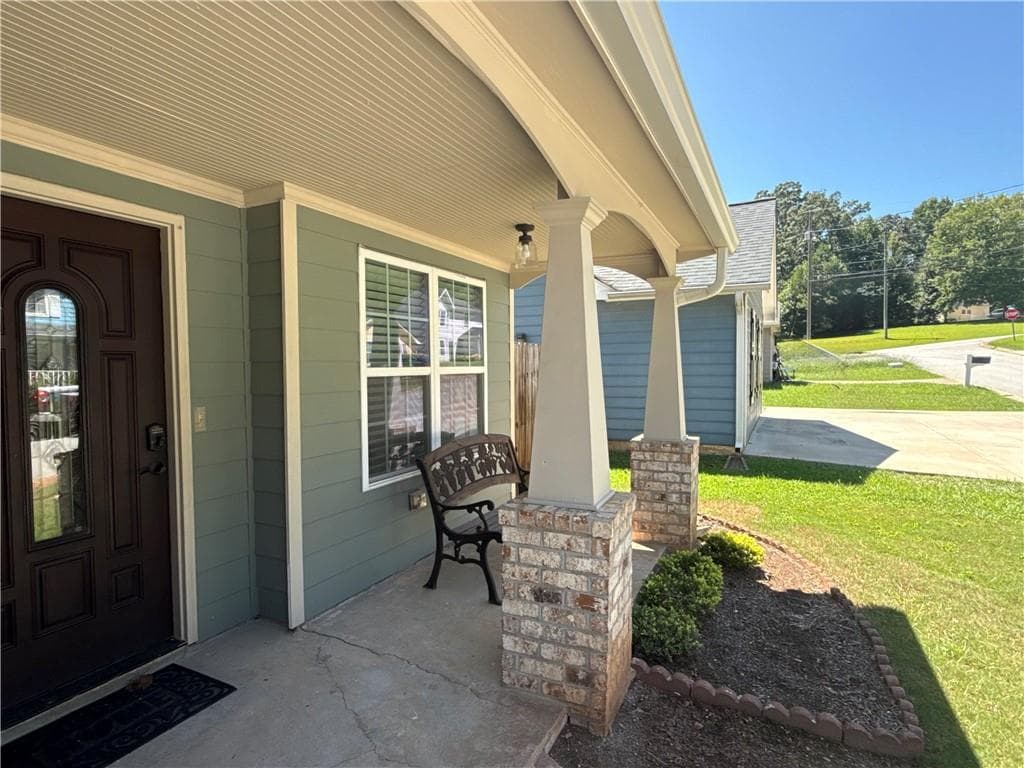 4 bedroom, 3 bathroom, 1,338 sq ft single family residence under contract at 2831 Pebblebrook Court, Buford, GA 30518 — photo 5