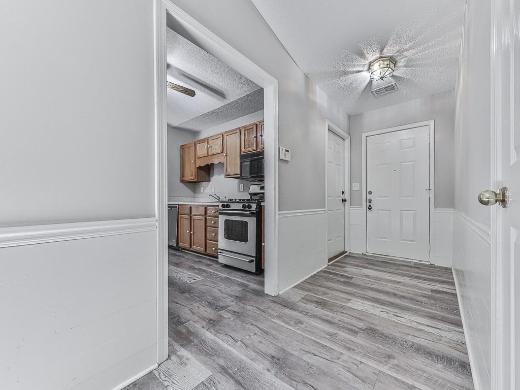 3 bedroom, 2 bathroom, 1,507 sq ft single family residence for sale at 650 Radford Circle, Woodstock, GA 30188 — photo 4