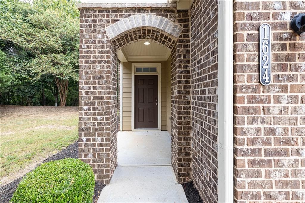 3 bedroom, 3 bathroom, 2,068 sq ft townhouse under contract at 1624 Lenox Overlook Road, Atlanta, GA 30329 — photo 2