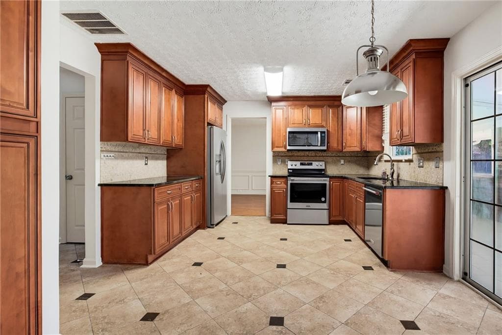 4 bedroom, 3 bathroom, 2,552 sq ft single family residence for sale at 5212 Pine Branch Circle, Sugar Hill, GA 30518 — photo 9