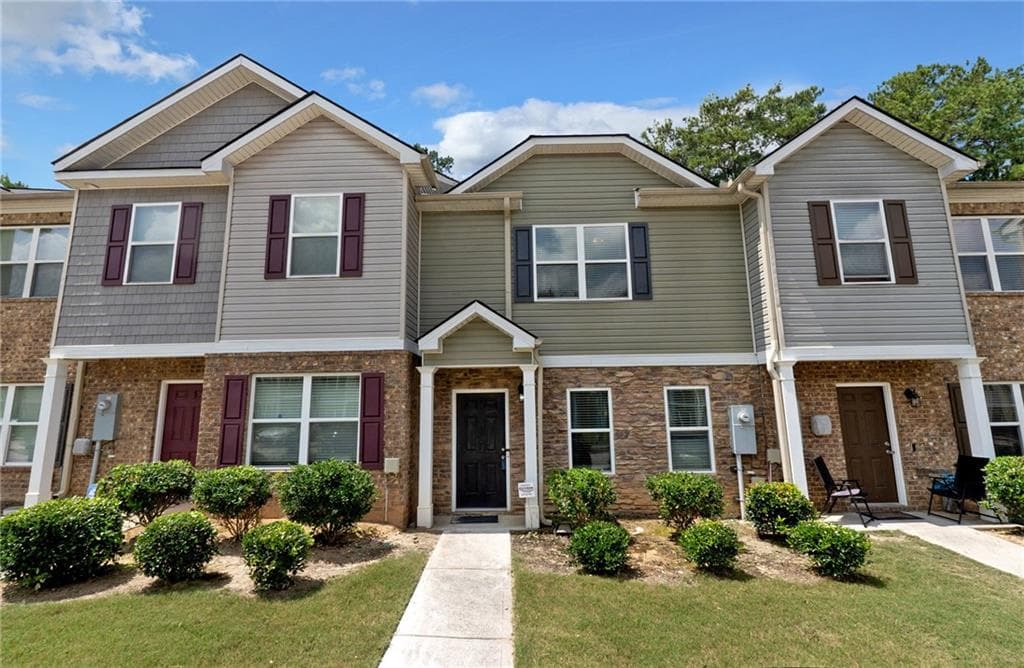 3 bedroom, 3 bathroom, 1,600 sq ft townhouse for sale at 6117 Oakley Road, Union City, GA 30291 — photo 1 of 19