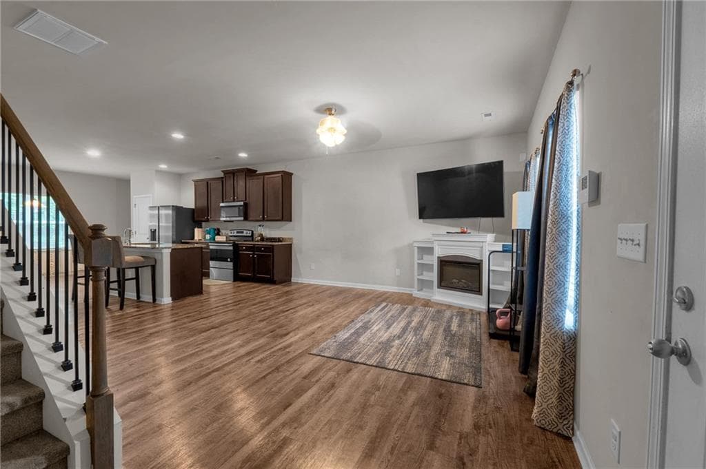 3 bedroom, 3 bathroom, 1,600 sq ft townhouse for sale at 6117 Oakley Road, Union City, GA 30291 — photo 2
