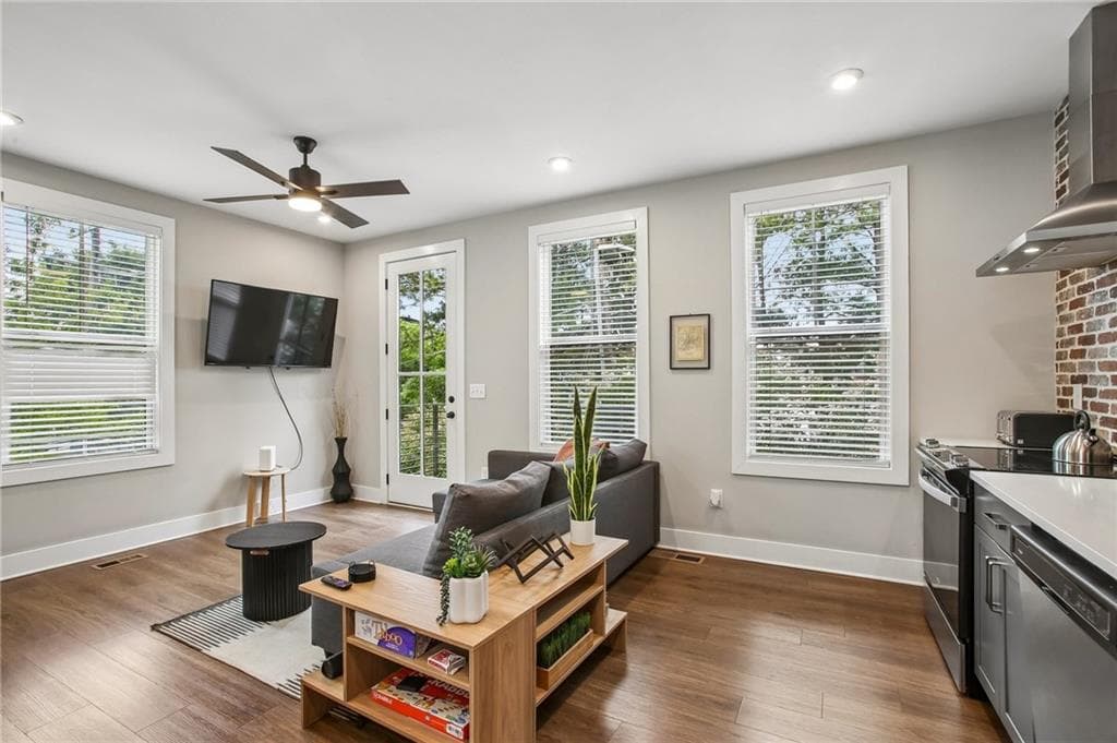 2 bedroom, 2 bathroom, 1,004 sq ft townhouse for sale at 1280 Longreen Terrace, Atlanta, GA 30318 — photo 8
