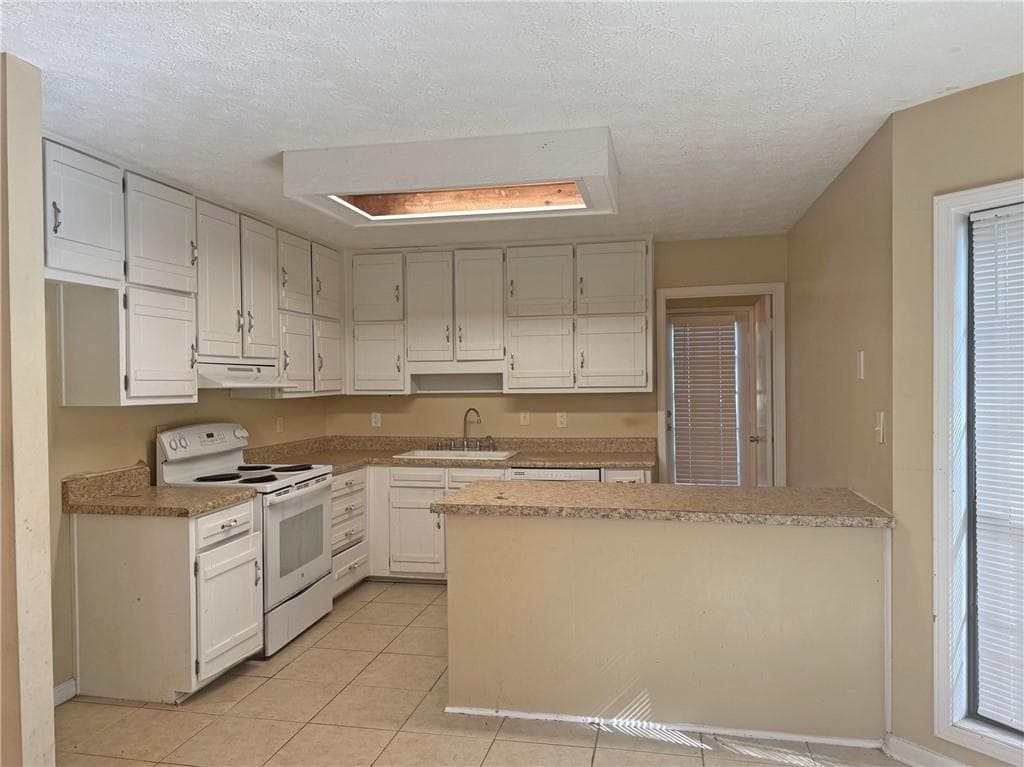 3 bedroom, 3 bathroom, 2,316 sq ft single family residence for sale at 9734 Dixon Industrial Boulevard, Jonesboro, GA 30236 — photo 4
