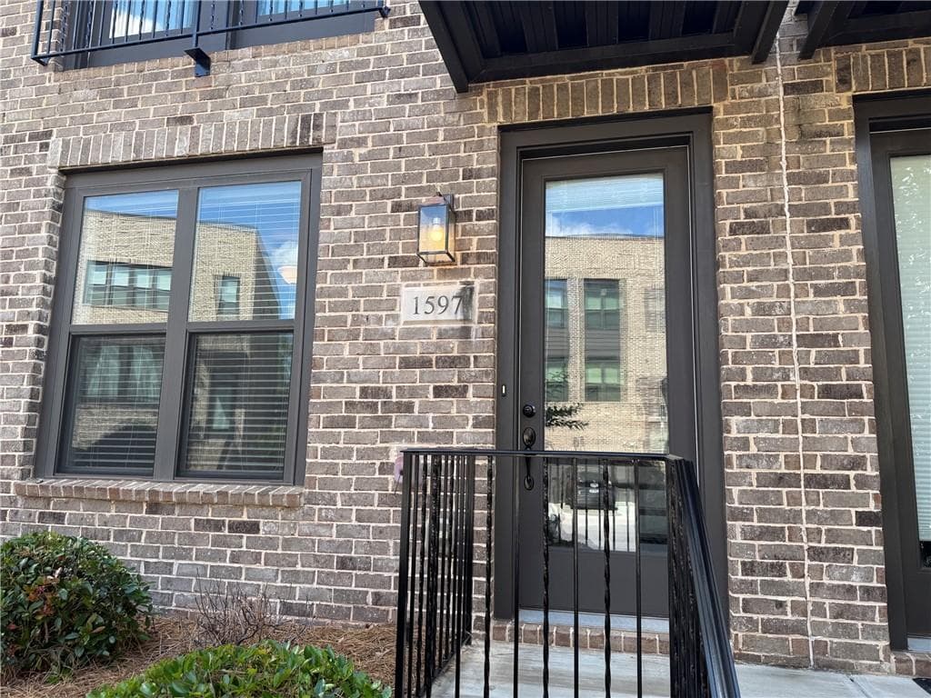 3 bedroom, 4 bathroom, 2,502 sq ft townhouse for sale at 1597 Aldworth Place, Atlanta, GA 30339 — photo 2