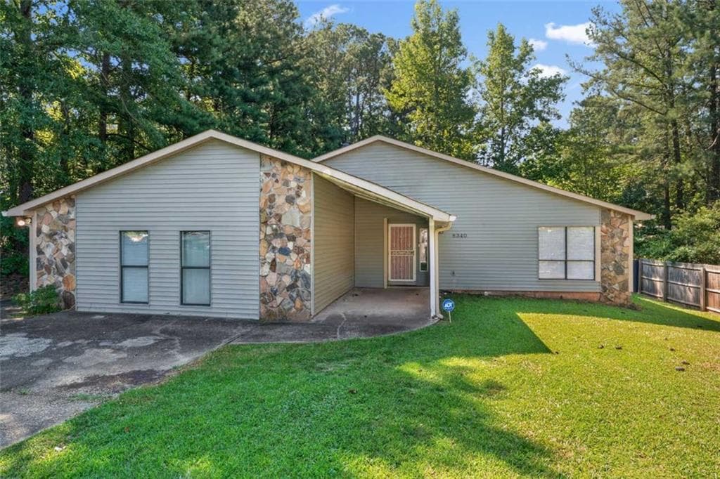 4 bedroom, 3 bathroom, 1,874 sq ft single family residence under contract at 8340 Beechwood Trace, Riverdale, GA 30274 — photo 2