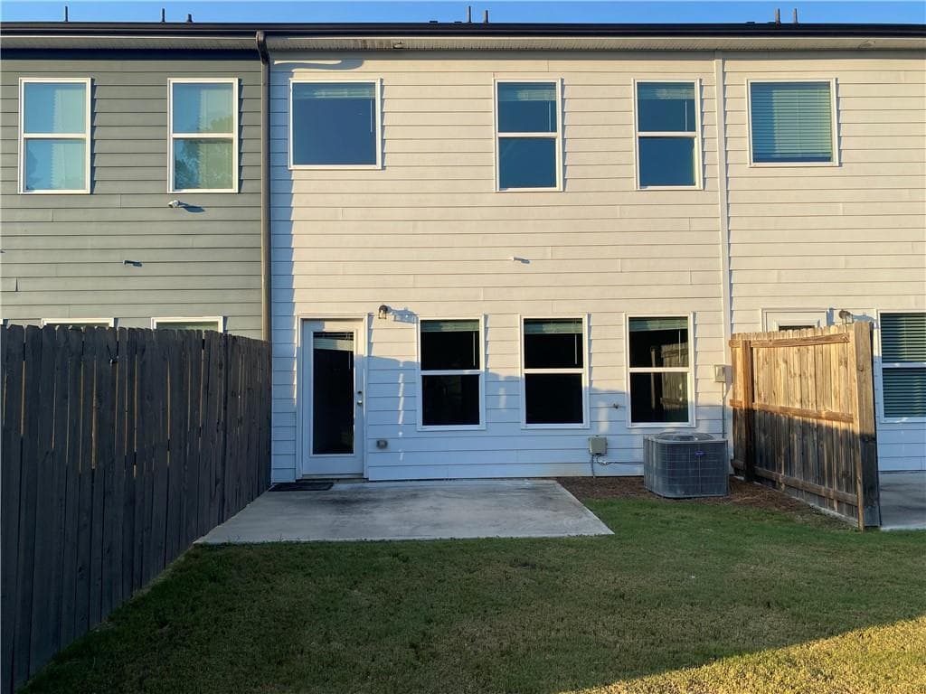 3 bedroom, 3 bathroom, 1,538 sq ft townhouse under contract at 7083 Gladstone Circle, Lithonia, GA 30038 — photo 10