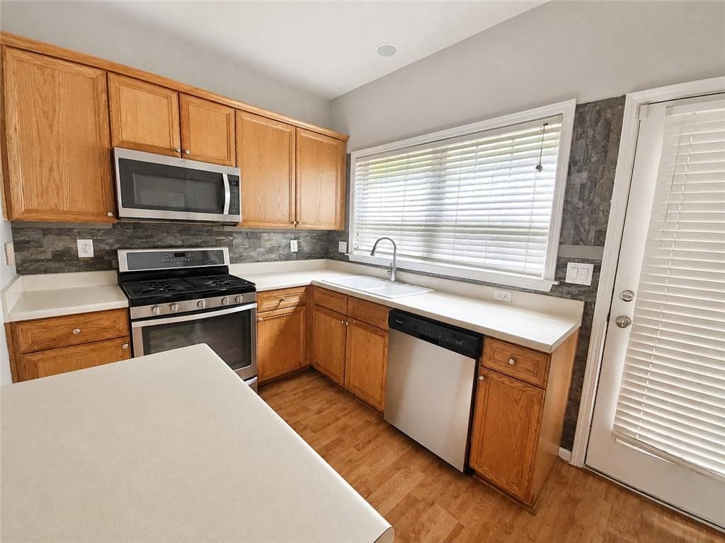 3 bedroom, 3 bathroom, 1,516 sq ft single family residence for sale at 1560 Anna Ruby Lane, Kennesaw, GA 30152 — photo 2