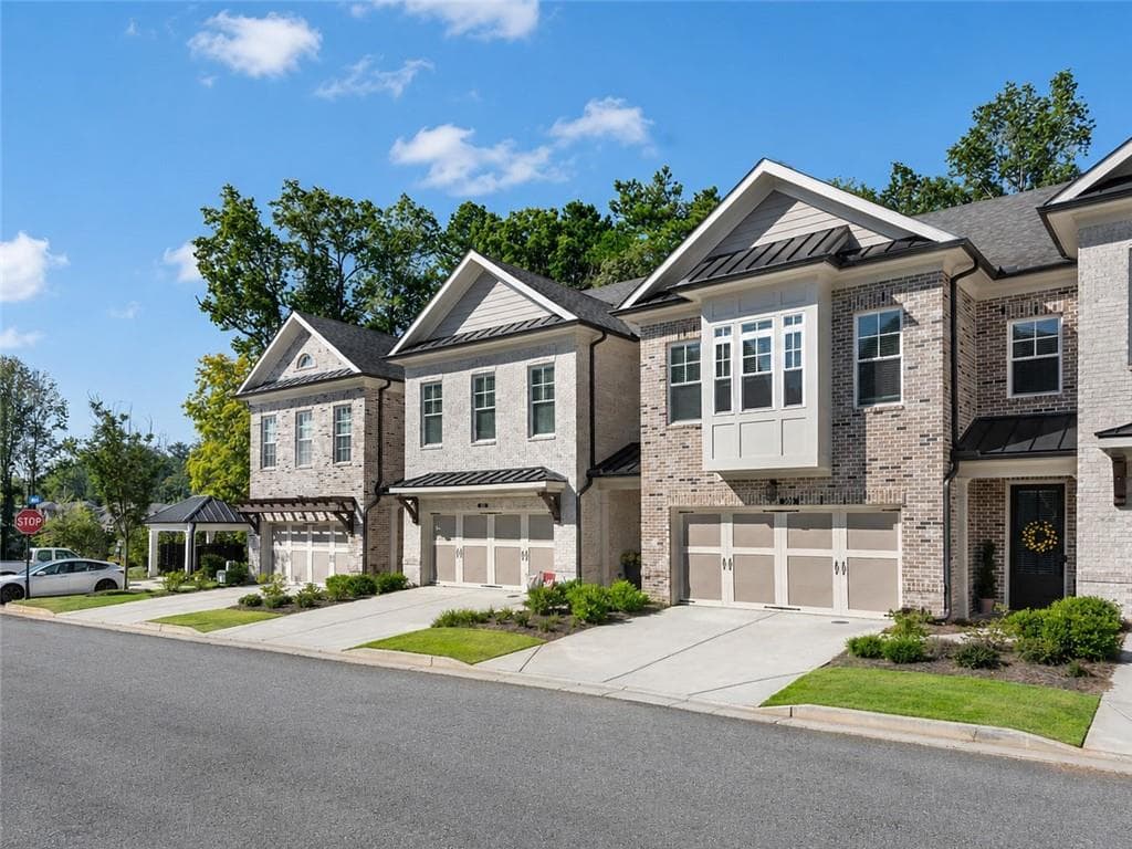 4 bedroom, 4 bathroom, 2,837 sq ft townhouse for sale at 204 Wheatland Road, Johns Creek, GA 30022 — photo 2