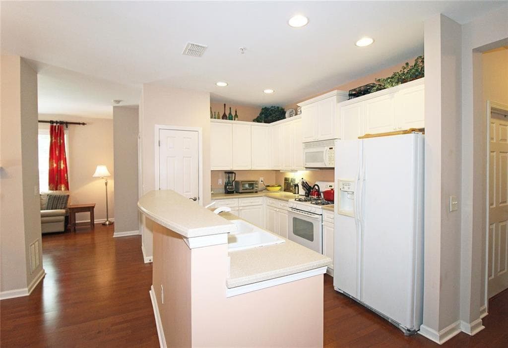 2 bedroom, 2 bathroom, 1,332 sq ft condominium under contract at 3150 Woodwalk Drive 2110, Atlanta, GA 30339 — photo 4