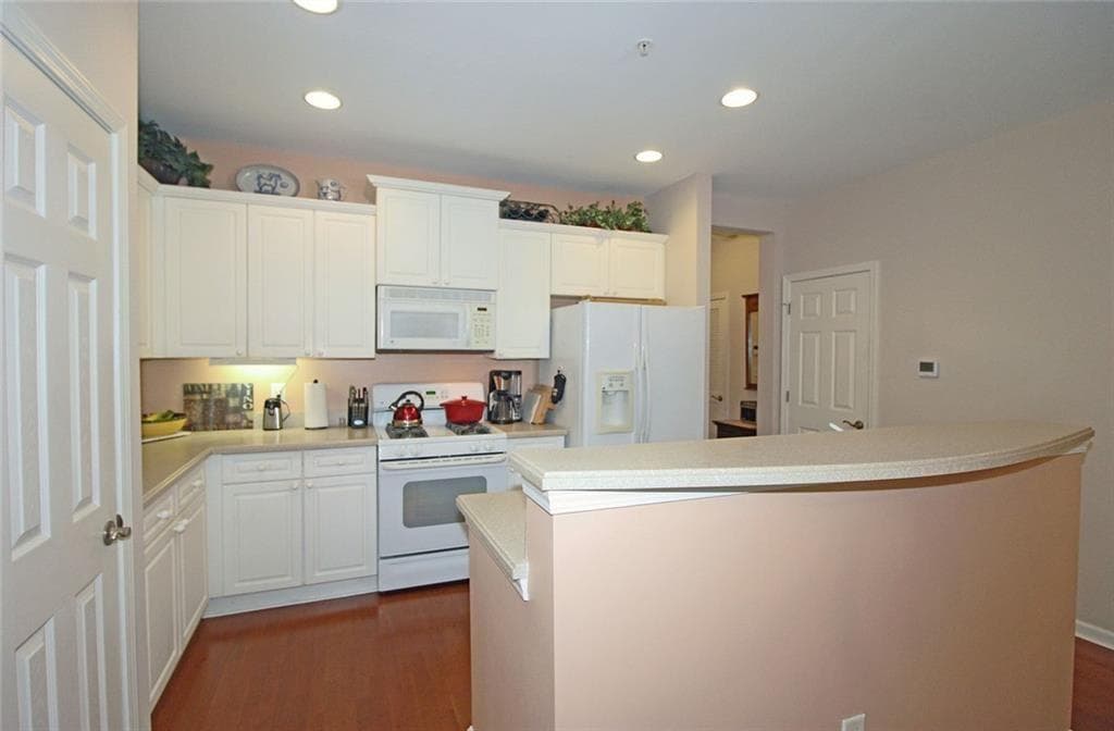 2 bedroom, 2 bathroom, 1,332 sq ft condominium under contract at 3150 Woodwalk Drive 2110, Atlanta, GA 30339 — photo 7