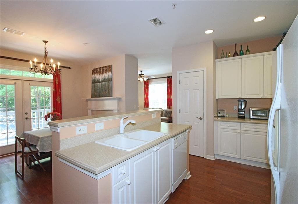 2 bedroom, 2 bathroom, 1,332 sq ft condominium under contract at 3150 Woodwalk Drive 2110, Atlanta, GA 30339 — photo 8