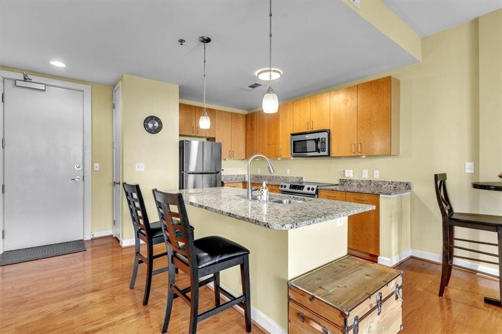 1 bedroom, 2 bathroom, 855 sq ft condominium under contract at 711 Cosmopolitan Drive 403, Atlanta, GA 30324 — photo 5
