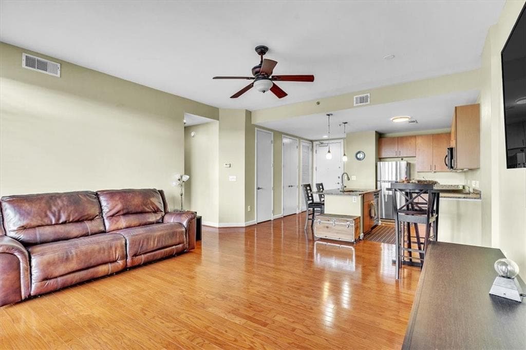 1 bedroom, 2 bathroom, 855 sq ft condominium under contract at 711 Cosmopolitan Drive 403, Atlanta, GA 30324 — photo 7