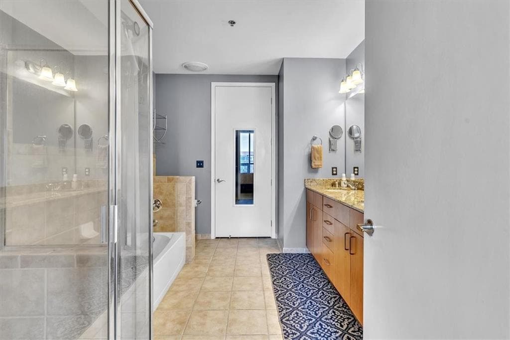 1 bedroom, 2 bathroom, 855 sq ft condominium under contract at 711 Cosmopolitan Drive 403, Atlanta, GA 30324 — photo 3