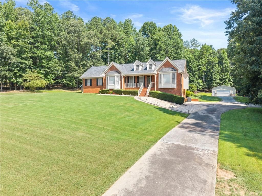 3 bedroom, 3 bathroom, 2,552 sq ft single family residence under contract at 4120 Nicholas Drive, Cumming, GA 30040 — photo 4