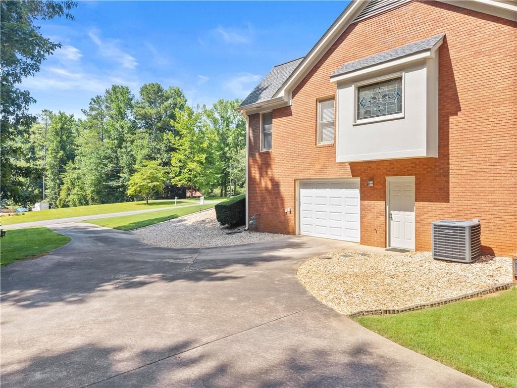 3 bedroom, 3 bathroom, 2,552 sq ft single family residence under contract at 4120 Nicholas Drive, Cumming, GA 30040 — photo 9