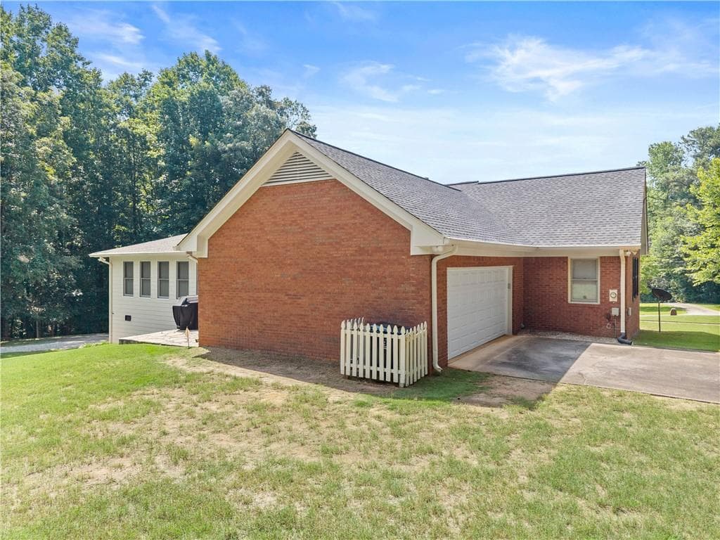 3 bedroom, 3 bathroom, 2,552 sq ft single family residence under contract at 4120 Nicholas Drive, Cumming, GA 30040 — photo 3