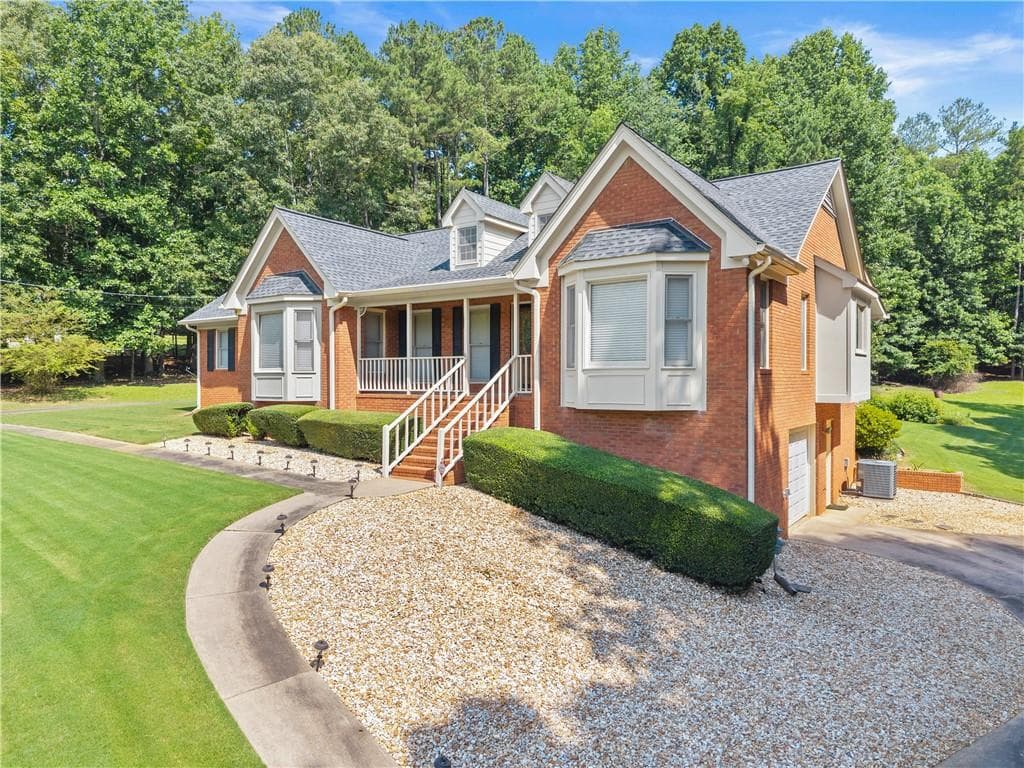 3 bedroom, 3 bathroom, 2,552 sq ft single family residence under contract at 4120 Nicholas Drive, Cumming, GA 30040 — photo 8