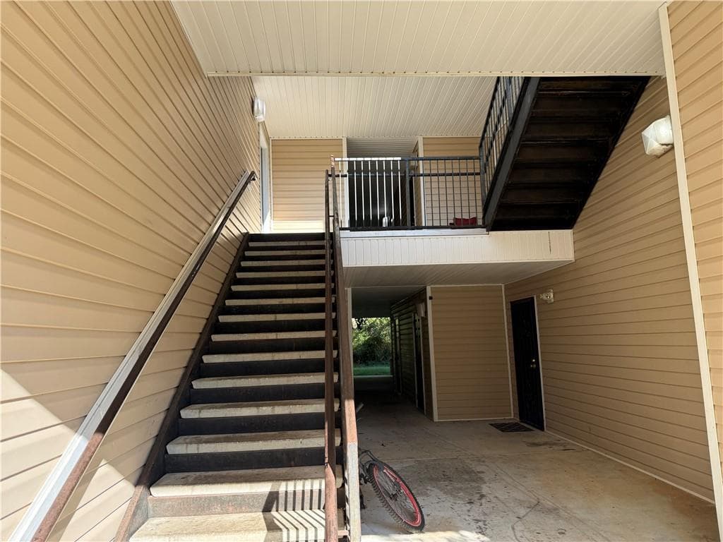 3 bedroom, 2 bathroom, 1,292 sq ft condominium for sale at 1303 Waldrop Place, Decatur, GA 30034 — photo 2
