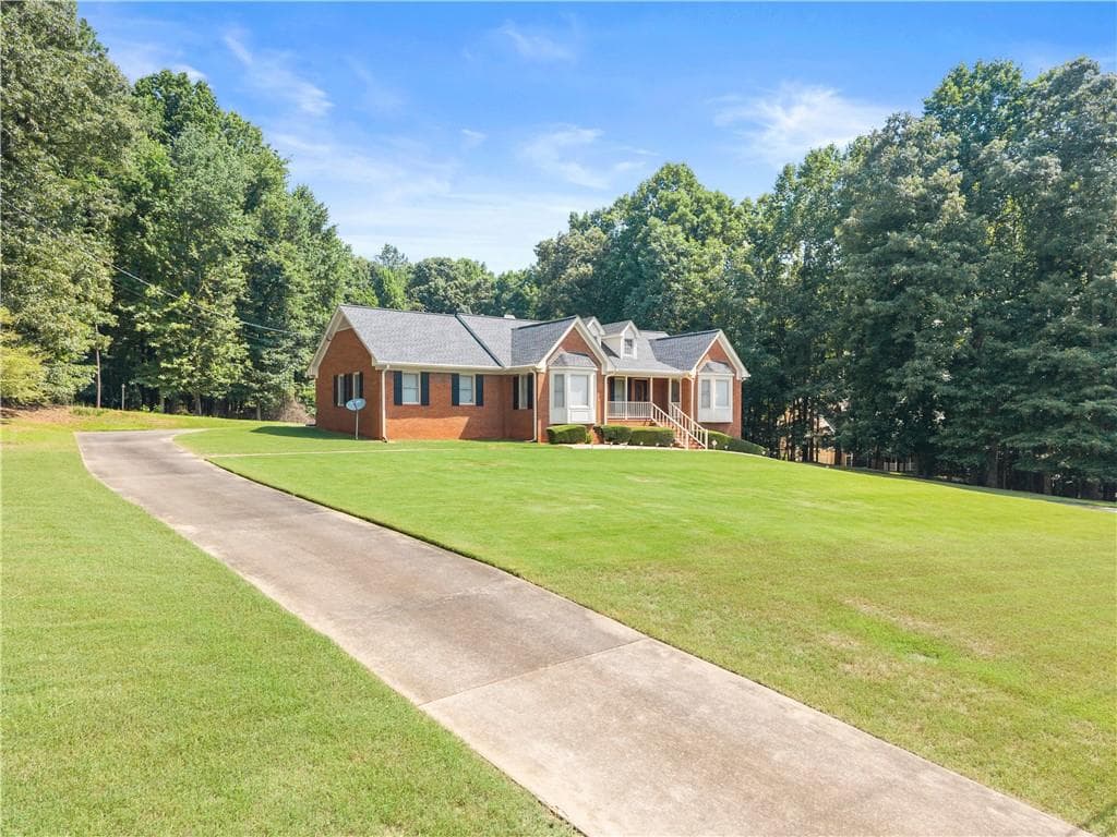3 bedroom, 3 bathroom, 2,552 sq ft single family residence under contract at 4120 Nicholas Drive, Cumming, GA 30040 — photo 2